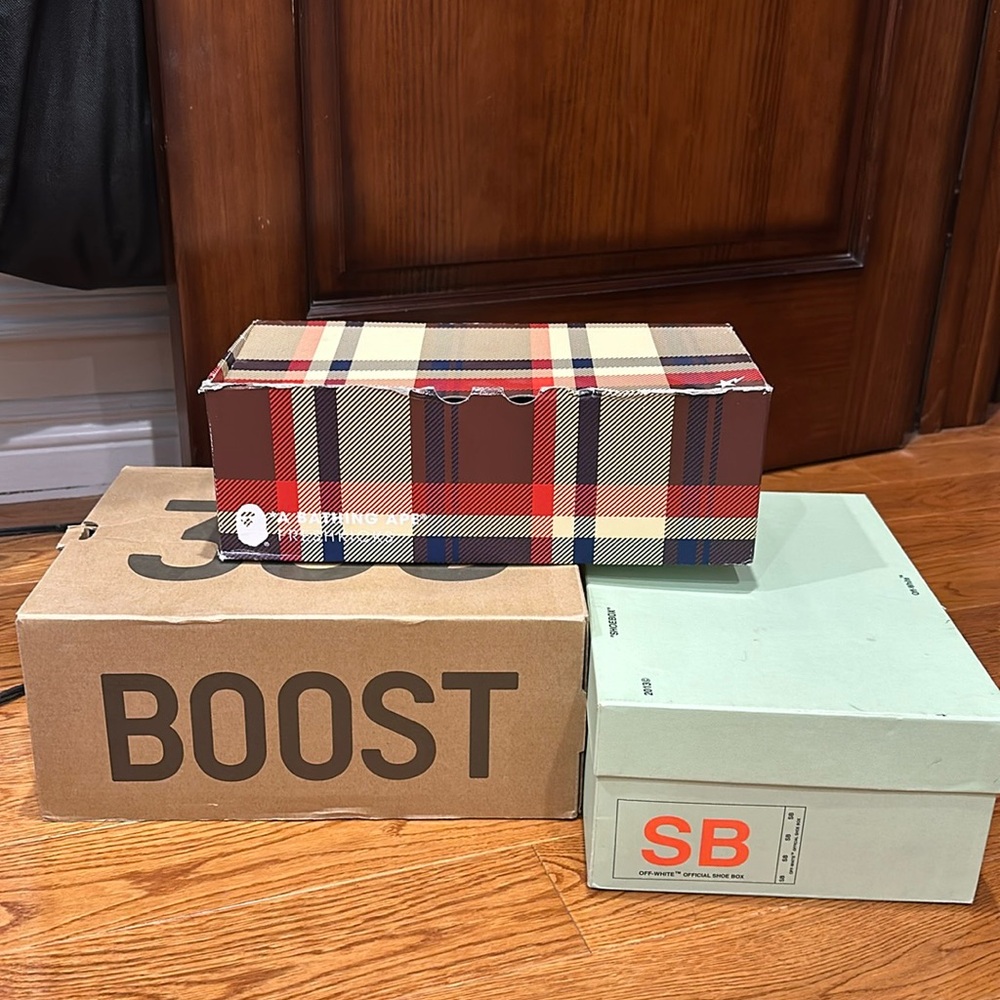 Bundle 2 Sneakers YEEZY AND BAPE